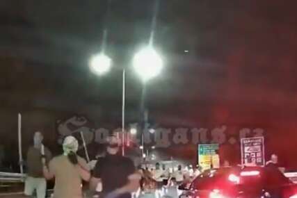 (VIDEO) VAŽE ZA NAJOPASNIJE Snimak napada Delija na Poljake, maskirani i sa motkama napravili sačekušu