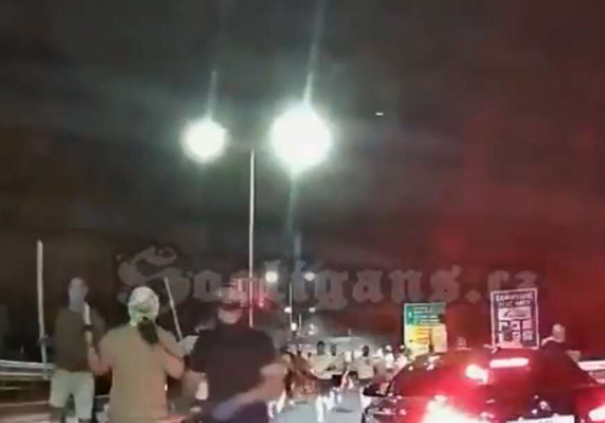 (VIDEO) VAŽE ZA NAJOPASNIJE Snimak napada Delija na Poljake, maskirani i sa motkama napravili sačekušu
