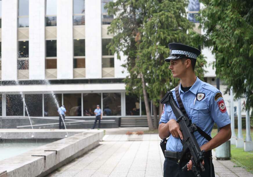 (VIDEO, FOTO) LAŽNA DOJAVA O BOMBI Pretres u Narodnoj skupštini završen, posebna sjednica počinje uskoro