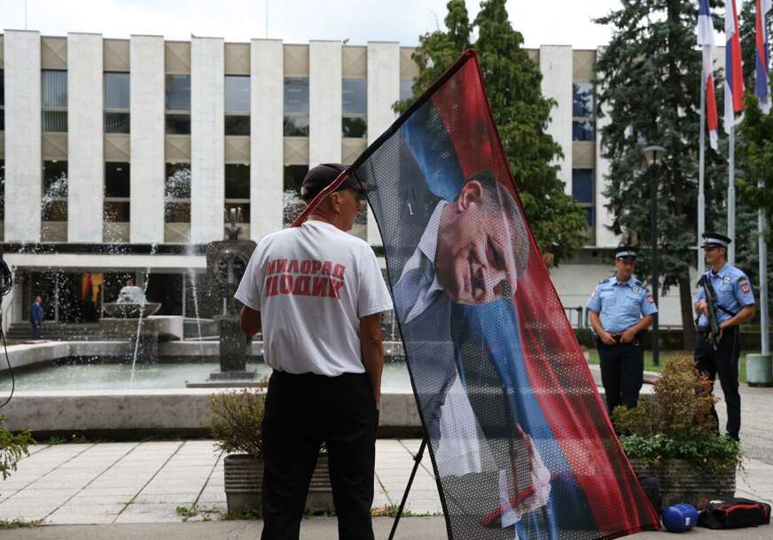 (FOTO) Sve je namješteno: Aco Topić, pristalica SNSD iz Laktaša, smatra da je dojava o bombi lažna, vjerovatno iz opozicije