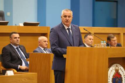 (FOTO) Poslanici prihvatili premijerovu ostavku: Višković poručio da je svoj komfor žrtvovao za Republiku Srpsku