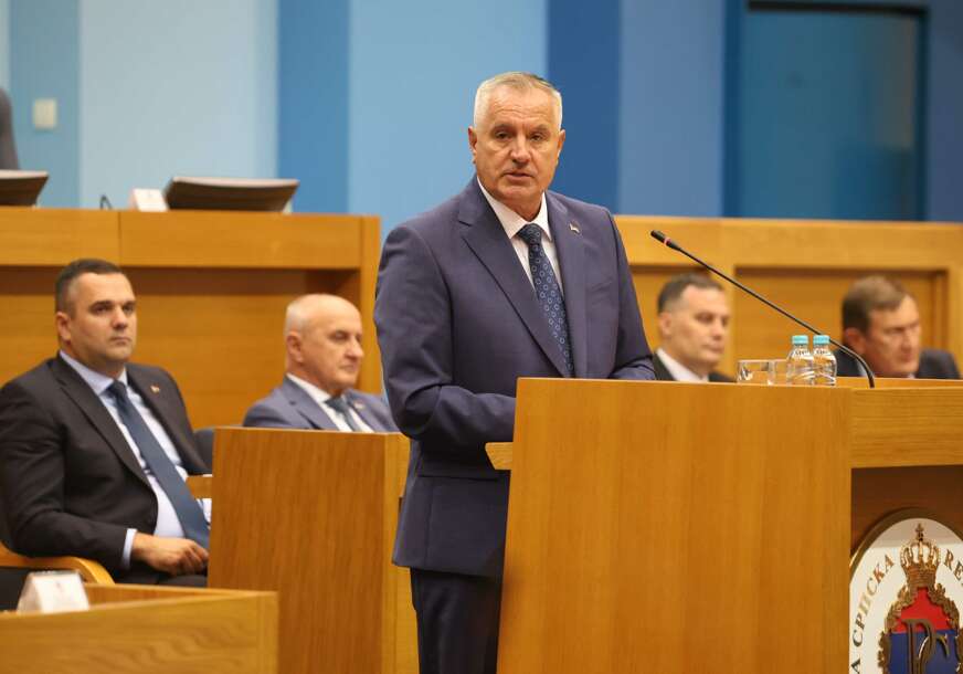 (FOTO) Poslanici prihvatili premijerovu ostavku: Višković poručio da je svoj komfor žrtvovao za Republiku Srpsku