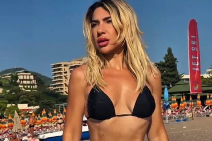 (FOTO) Voditeljka zategnuta kao praćka: Jovana Jeremić u crnom bikiniju NAPRAVILA DAR MAR na plaži u Crnoj Gori