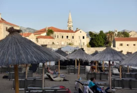 (FOTO) "Uz račun od 133 evra, platili smo i ovo" Turisti u Budvi zgranuti cijenama hrane i pića, pokazali šta su im dodatno naplatili