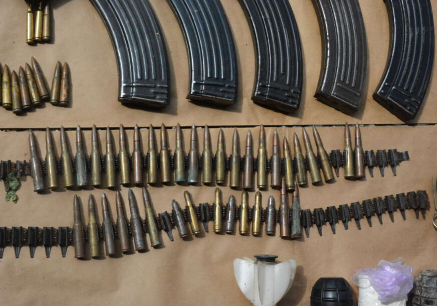 (FOTO) Pucao iz gasnog pištolja i mahao ratnom zastavom BiH: Kad su mu ušli u kuću, policajci ostali u šoku
