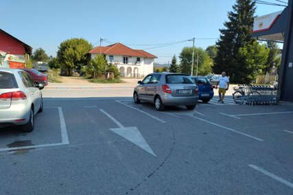 vozač škode parkirao automobil na izlazu sa parkinga