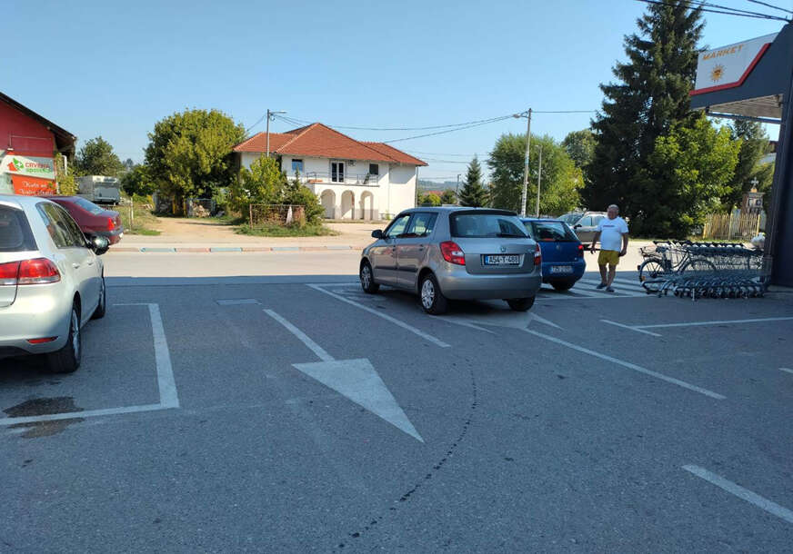 vozač škode parkirao automobil na izlazu sa parkinga