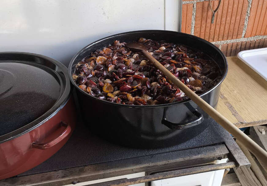 Jedan sastojak potpuno mijenja ukus: Recept za domaći PEKMEZ OD ŠLJIVA koji uspijeva svaki put