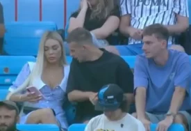 Hit scena tokom utakmice: Djevojka IZBACILA DEKOLTE, muškarac pored nje uradio nešto što je sve šokiralo