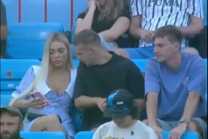 Hit scena tokom utakmice: Djevojka IZBACILA DEKOLTE, muškarac pored nje uradio nešto što je sve šokiralo