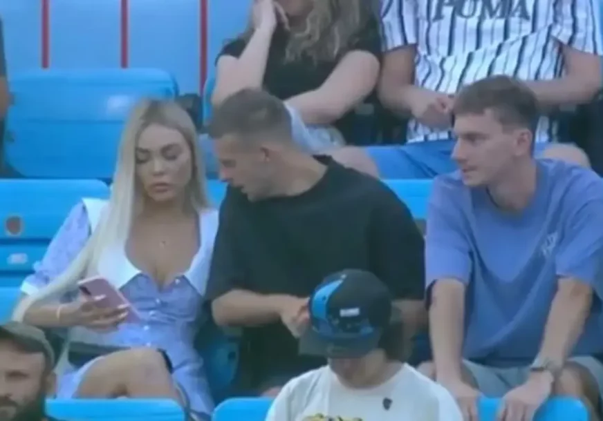 Hit scena tokom utakmice: Djevojka IZBACILA DEKOLTE, muškarac pored nje uradio nešto što je sve šokiralo