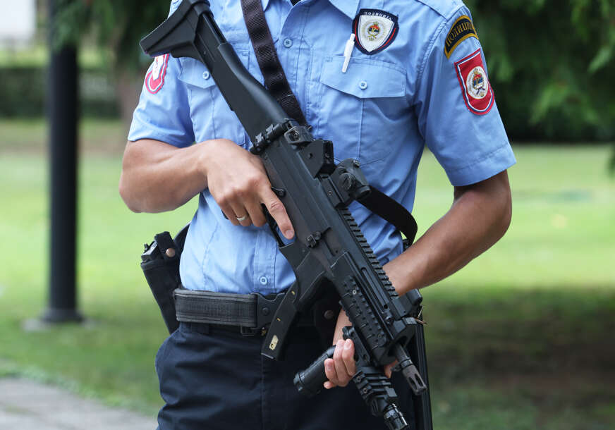 policija puška duge cijevi