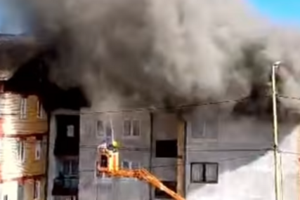 (VIDEO) KULJA CRNI DIM U Vlasenici izbio požar na zgradi, vatrogasci se bore sa plamenom
