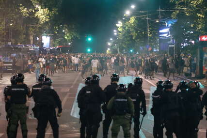 (VIDEO) Protesti u više gradova: Jake policijske snage raspoređene na Novom Beogradu