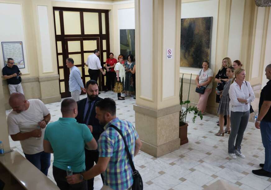 (FOTO) "Akvana" i gradski bazen preči od Dodika: Ni nakon 2 sata odbornici NISU USVOJILI DNEVNI RED, ali su ispričali svašta