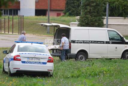 (VIDEO, FOTO) Prve fotografije sa mjesta SAMOUBISTVA: Tijelo muškarca pronađeno pored drveta