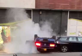 (VIDEO) Automobil završio na krovu: Poznato stanje POVRIJEĐENIH VOZAČA u teškoj nesreći u centru Banjaluke