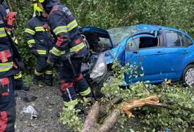 (FOTO) Automobil udario u DRVO: U saobraćajnoj nesreći kod Krupe na Vrbasu povrijeđena jedna osoba
