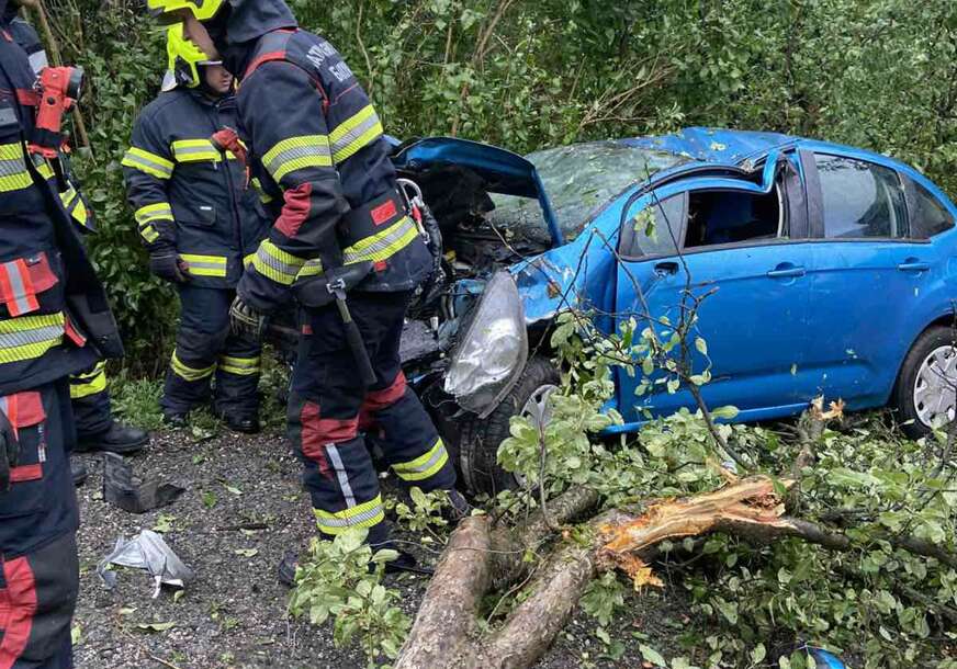 (FOTO) Automobil udario u DRVO: U saobraćajnoj nesreći kod Krupe na Vrbasu povrijeđena jedna osoba