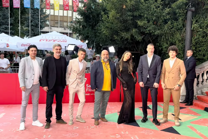 (VIDEO) POČINJE TAKMIČARSKI PROGRAM SFF Ekipa filma "Vidra" reditelja Srđana Vuletića prošetala crvenim tepihom