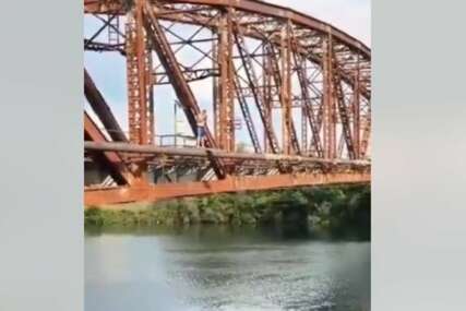 (VIDEO) „PREKRSTI SE“ Skakač sa mosta planirao skok  svih vremena, a ovako je završilo  