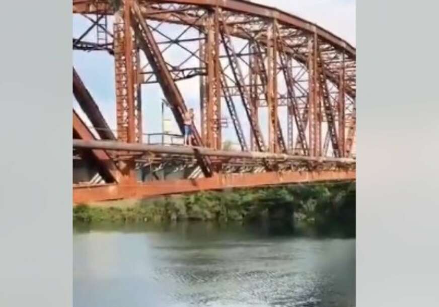 (VIDEO) „PREKRSTI SE“ Skakač sa mosta planirao skok  svih vremena, a ovako je završilo  