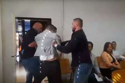 (VIDEO, FOTO) Skandal sa CRNOKOŠULJAŠIMA u Skupštini Doboja: Nova epizoda u "gradu slučaju" poznatom po preletačima i krađi glasova
