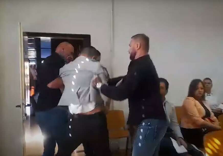 (VIDEO, FOTO) Ko su CRNOKOŠULJAŠI, koji silom izbacuju odbornike? Novi detalji SKANDALA u Doboju