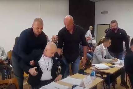 (VIDEO, FOTO) Skandal na sjednici Skupštine grada Doboja: Obezbjeđenje iznijelo iz sale 2 odbornika opozicije, evo šta je bio povod