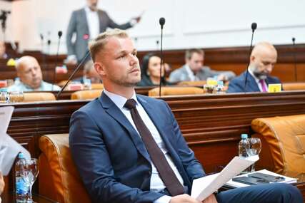 Milorad Dodik, jedan i jedini: Odbornici SNSD odbili da se raspravlja o zatvaranju gradskog bazena i vodosnabdijevanju