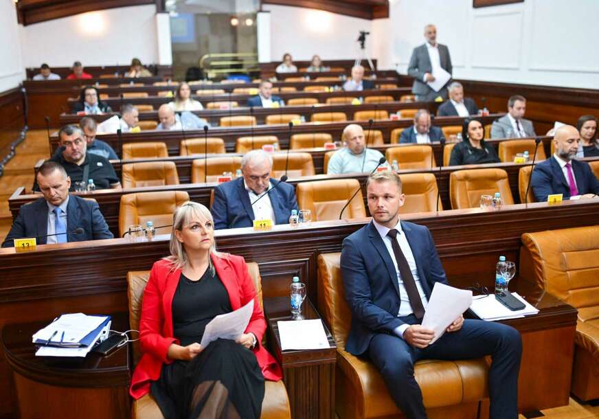 "Ako može ono, nek bude i ovo" Gradonačelnik i odbornici SNSD se posvađali zbog Dodika