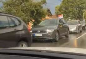 (VIDEO) Dvije svadbe, jedna kolona: Bošnjačka i srpska svadba usporile saobraćaj kod Kotor Varoša