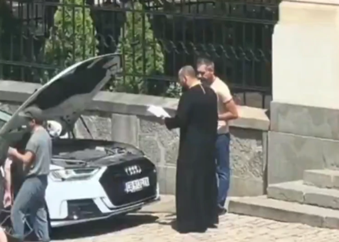 (VIDEO) Blagoslov umjesto popravke: Sveštenik izašao iz crkve, pa PRIŠAO AUTU sa podignutom haubom i OČITAO MOLITVU, snimak nasmijao region