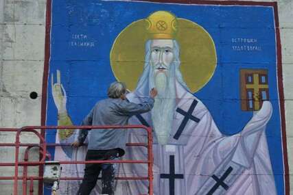 (FOTO) ISPRAĆA PUTNIKE PREMA TREBINJU Naslikan prvi mural posvećen Svetom Vasiliju Ostroškom