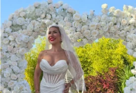 (FOTO) Sva u bijelom, nosi veo do poda: Jovana Jeremić blista u vjenčanici, SVI GLEDAJU U DEKOLTE