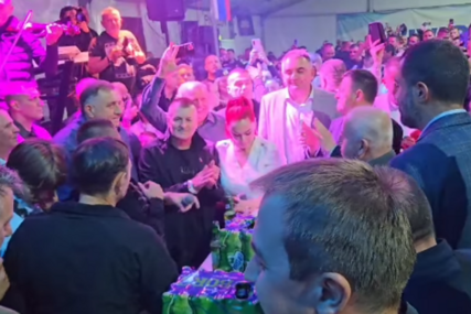 (VIDEO, FOTO) „Prođi, Mile, večeras kroz selo“ Atmosfera na Kočićevom zboru SVE UZAVRELIJA, Dodik kiti muzičare, a evo sa kim se ZAGRLIO I ZAPJEVAO
