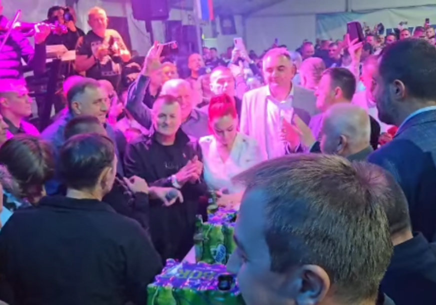 (VIDEO, FOTO) „Prođi, Mile, večeras kroz selo“ Atmosfera na Kočićevom zboru SVE UZAVRELIJA, Dodik kiti muzičare, a evo sa kim se ZAGRLIO I ZAPJEVAO