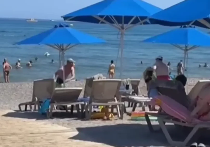 (VIDEO) "LJETOVANJE ALL INCLUSIVE, TUČA GRATIS" Turisti u Grčkoj se potukli na plaži zbog ležaljki, mreže se usijale od komentara