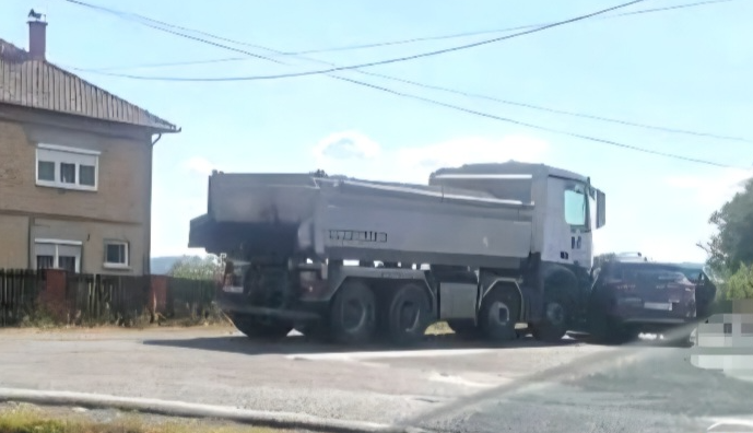 (VIDEO) POGINULE 2 OSOBE Strahovita nesreća kod Ugljevika, povrijeđenima nije bilo spasa