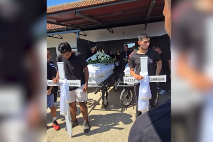 (VIDEO, FOTO) MAJKA I OTAC PALI PREKO KOVČEGA SINOVA Scene na sahrani braće Petra (19) i Lazara (17) nastradalih u stravičnoj nesreći slamaju srce, otac održao POTRESAN GOVOR