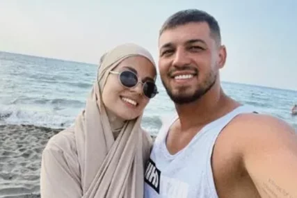 (FOTO) Žena pjevača "Zvezda Granda" POKRIVENA NA PLAŽI: Lijepa Džejlanom nosi burkini, pokazala biserni osmijeh, a muž je grli