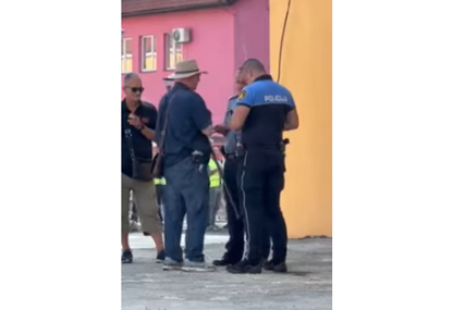(VIDEO) DRAMA U VISOKOM Stariji muškarac šetao gradom noseći PIŠTOLJ ZA POJASOM, policija odmah reagovala