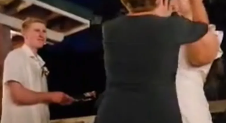 (VIDEO) "Ona te očigledno mrzi" Snimak sa svadbe eksplodirao društvenim mrežama, svekrva pokazala pravo lice na dan vjenčanja