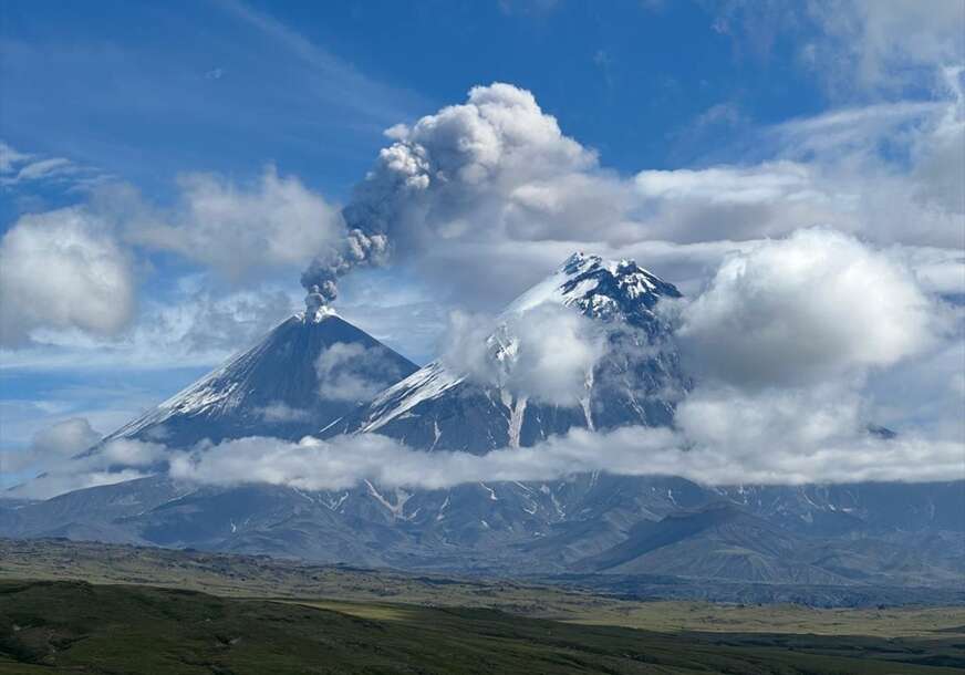 (VIDEO) IZDATA UPOZORENJA Vulkan na Kamčatki eruptirao, izbacio pepeo visine preko 6,5 kilometara