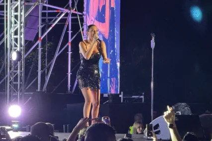 (FOTO) Folk diva sija kao milion dolara: Ceca Ražnatović U NIKAD KRAĆOJ HALJINI OD CIRKONA na koncertu u Brčkom