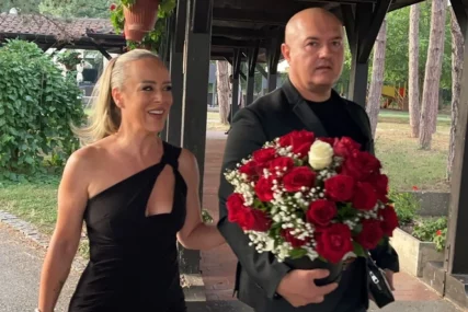(VIDEO) PROVOKATIVNI IZREZ NA USKOJ HALJINI Slađa Alegro skrenula sve poglede na sebe, došla s mužem na slavlje kolege