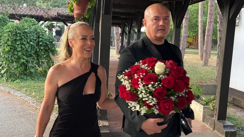 (VIDEO) PROVOKATIVNI IZREZ NA USKOJ HALJINI Slađa Alegro skrenula sve poglede na sebe, došla s mužem na slavlje kolege