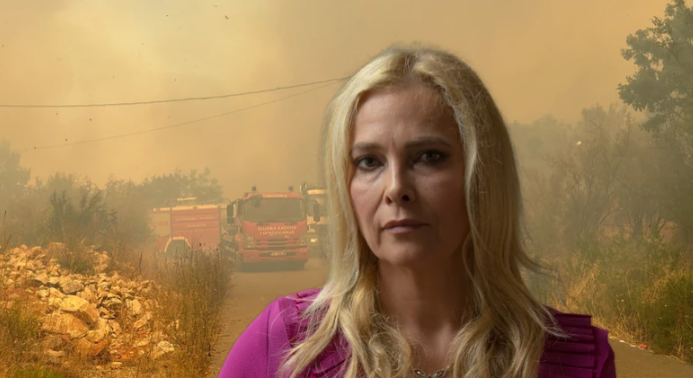 (FOTO) POŽARI BIJESNE CRNOM GOROM Oglasila se glumica koja trenutno tamo boravi, pa objavila fotografiju zagrljenih vatrogasaca uz zanimljivu poruku