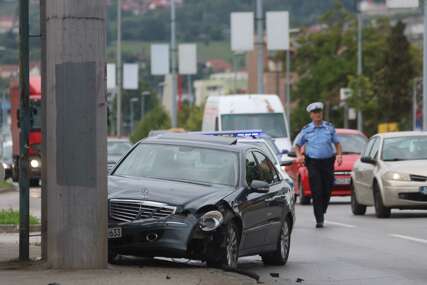 (VIDEO, FOTO) NESREĆA U BANJALUCI Autom se "zakucao" u pasarelu, policija na terenu
