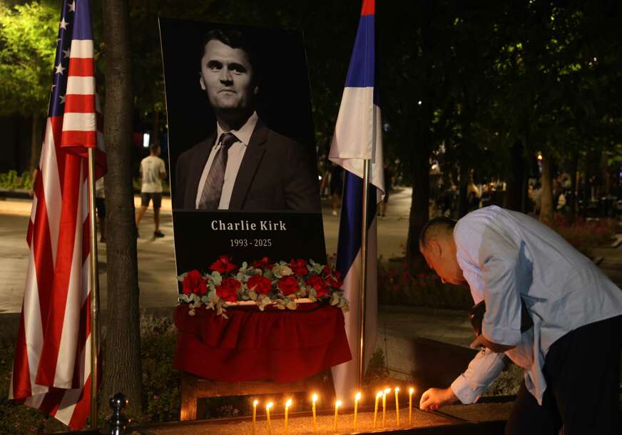 (VIDEO, FOTO) Počast Čarliju Kirku: Pred palatom Republike Srpske građani pale svijeće za dušu ubijenog Trampovog saradnika